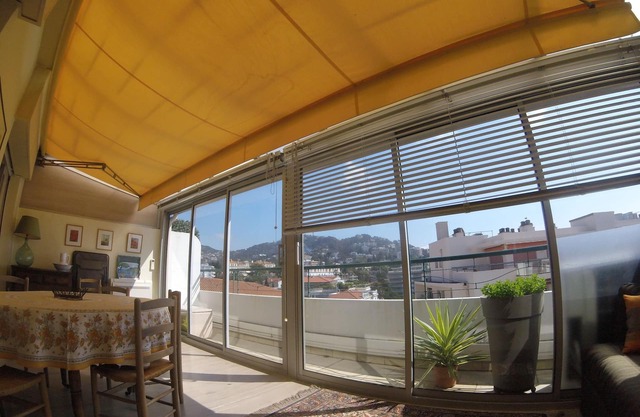 Between beach and shopping, center Cannes, 60 m2, hill view, Fiber internet wifi