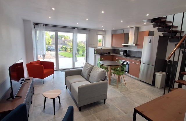 Between land and sea, in the countryside, close to the sea and 8 km from the ocean