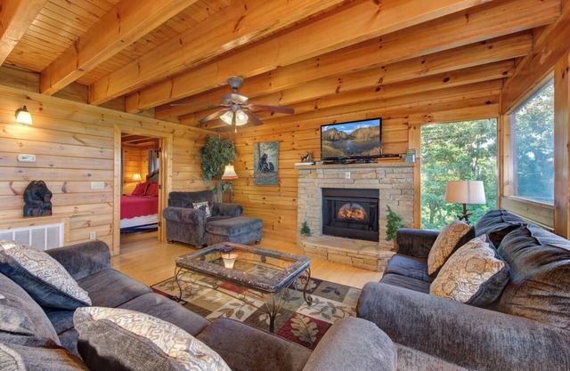 Beverly's Bearadise is a spacious 4 bedroom cabin nestled in Starr Crest Resort