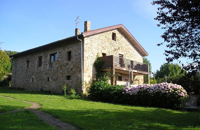 Bezales House. Country house in Ampuero, beds for 19+ visitors
