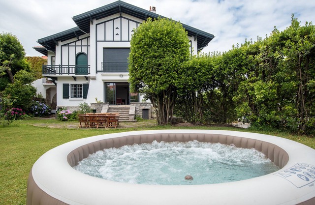 Biarritz city center, house 200 m2 with garden and garage, 150m from the beach