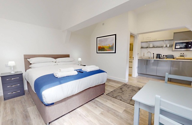 Bicester Court Lodge The Garth Room | Bicester Holiday Let | 1 Bed & Sleeps 2