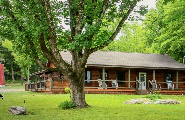 Big and Cozy Cabin Near Nashville, on 4 acres with King Bed & Pool