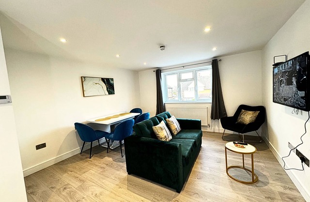 Big and Stylish. Flat , EV Charge possible, 5 minute drive to Heathrow airport