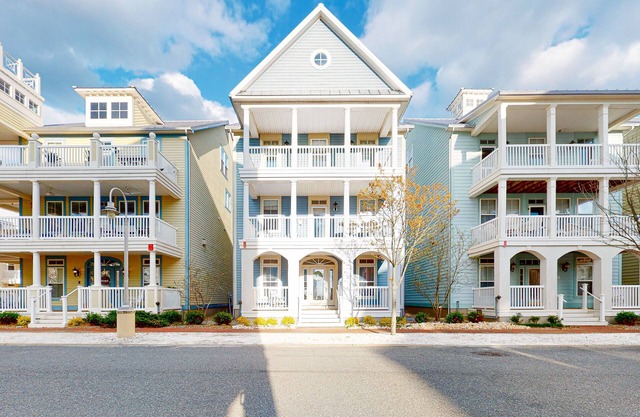 Big & Beautiful Home Steps From Bay w/Shared Pool, WiFi, AC, Water Views, & W/D