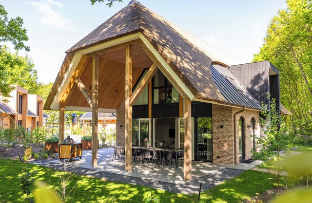 Big on luxury, made to relax – spa, 5 bedrooms, room for 12 guests.