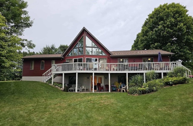 Big Red Lakefront Getaway & Golf Retreat at Canadian Lakes