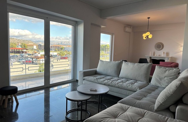 Big size appartment at the port of the old city of Nafplio with view to the sea.