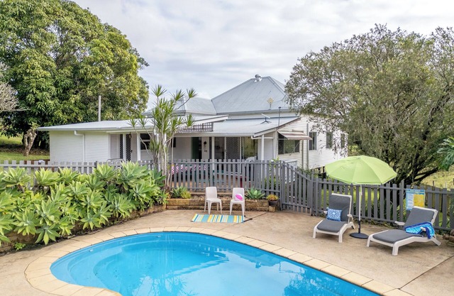Big, Sunny Farmhouse – Peaceful retreat close to Town & popular attractions