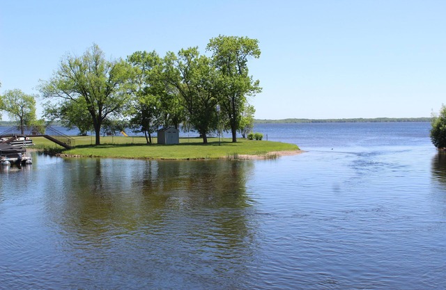 Big Yellow lake Condo with Dock, Lake Front