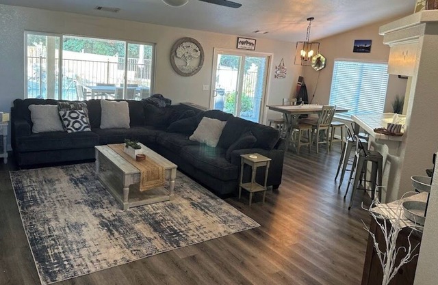 Bigfoot house-10 min from the Lake with sparkling pool and all new furnishings.