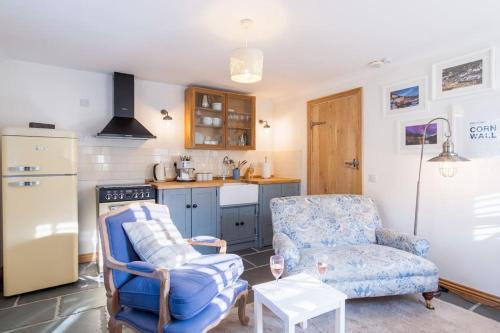 Bijou Coastal Apartment in Polperro With Hot Tub, Onsite Parking 5 min Downhill Walk To Village