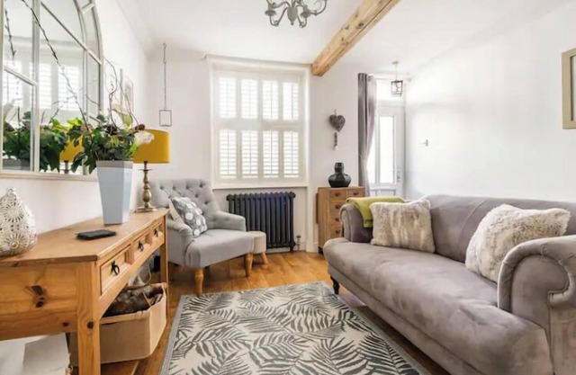 Bijou Cottage (Close to beach, train station & town)