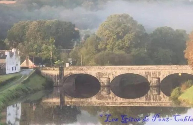 Bike or walk along the Nantes Brest Canal