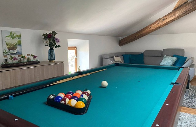 Billiards Lounge loft with Billiards & Netflix by BoookingFuté