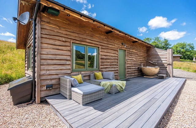 BIRCH BANC RETREATS - BEDW, pet friendly, with a garden in Llanidloes