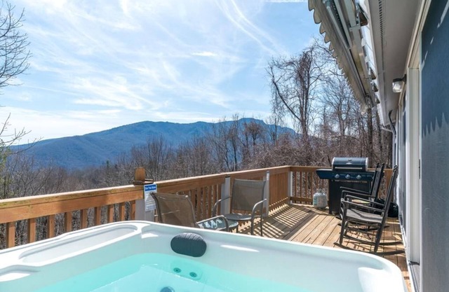 Birds Nest: DISCOUNT ADDED, Hot Tub w/Mountain View, Whirlpool Bath, One Level, Gas Grill, Key.