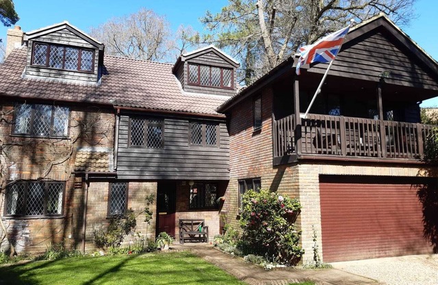 Birdsong Sleeps 9 Secluded luxury family home close to London