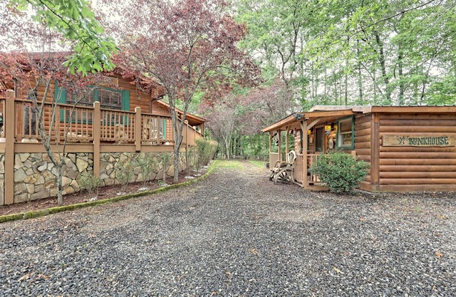 Black Bear Holler Cabins/Cozy Rustic Cabin just outside of Historic Murphy NC
