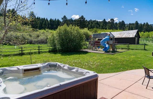 Black Bear Ranch -Large home near Bozeman's Hyalite Canyon with peace & quiet