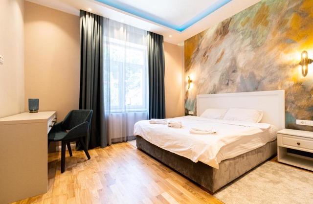 Black Gate - Quiet Studio in the Heart of Old Town with Free Private Secured Parking