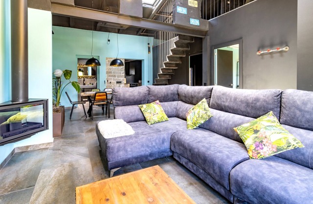 Black House - Singular industrial-style house