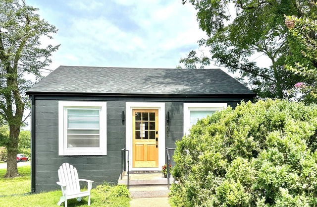 Blackberry Cottage: Cozy Perfection Close to Everything- Pet Friendly