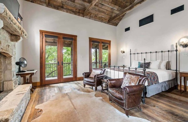 Blacksmith Quarters: The Carl Cottage|DT|Hot Tub