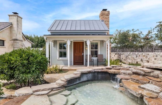 Blacksmith Quarters: The Cornelia 1 BR|Hot Tub|DT
