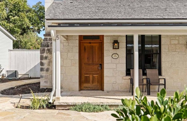 Blacksmith Quarters: The Louise|DT|Hot Tub
