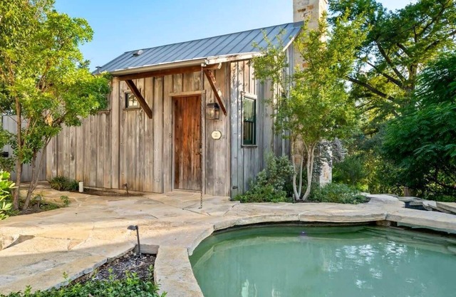 Blacksmith Quarters: The Max Cottage|Hot Tub