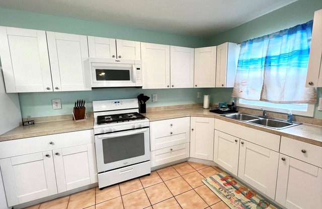 Blair's Bungalow - 2 bdrm w/dock slip Green Turtle Cay