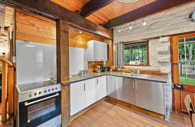 Blerick Mudbrick Cottage - Spa and Serenity