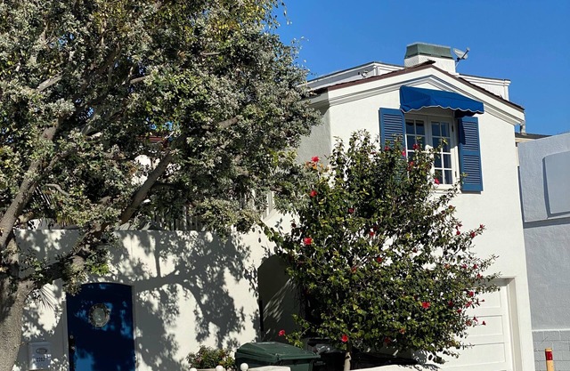 Bleu's Beach House - 1 BR Ocean Front
