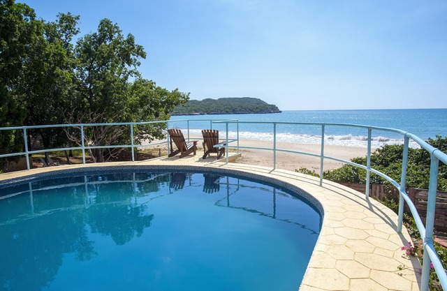 Bliss By The Sea Beachfront Hideaway w/Great Pool and Amazing Seaviews