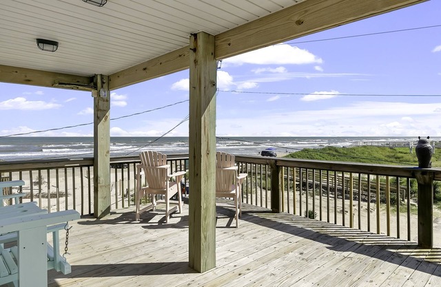 Blissful Beach Retreat steps from the sand |Ocean Views| 2 En-Suites, No Stairs!