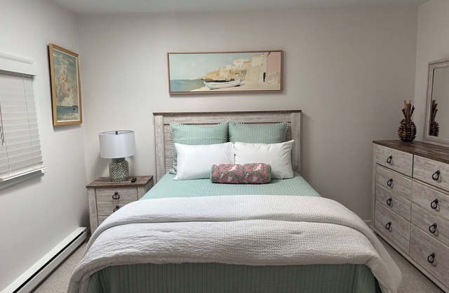 Block from the beach, Sleeps 4/5, family friendly condo in enchanting Ocean City