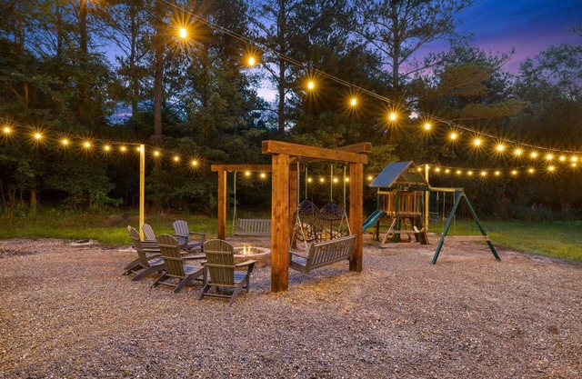 Blossom Belle Lodge: Central Hub | Luxury Family Cabin| Fire Pit | Hot Tub |Deck
