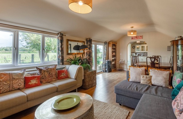 Blossom Cottage - Three Bedroom House, Sleeps 6