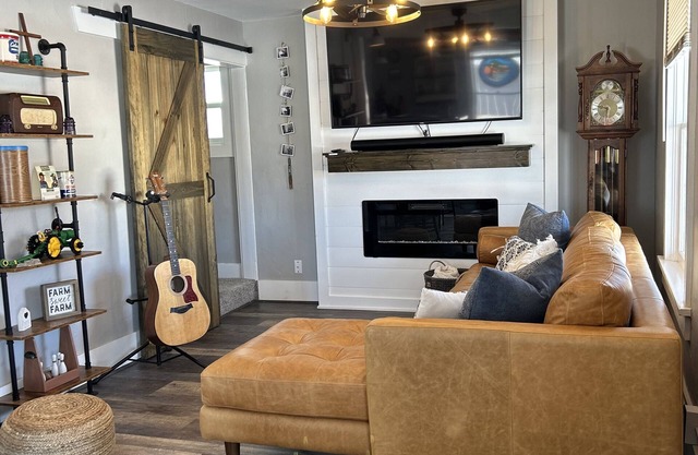 Blue Barn Farmhouse - 30 min from Great Sand Dunes/20 min from Hot Springs.