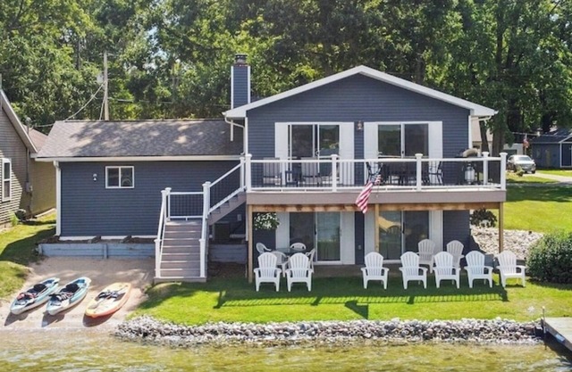 Blue Bungalow - Charming Lakefront Cottage in Canadian Lakes - Sleeps 8