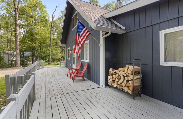 Blue Cabin - Hot Tub, Fire Pit, Access to 3 Private Lakes & Beaches!
