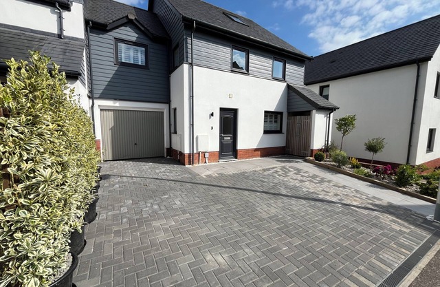 BLUE DRIFT, pet friendly, with hot tub in Budleigh Salterton