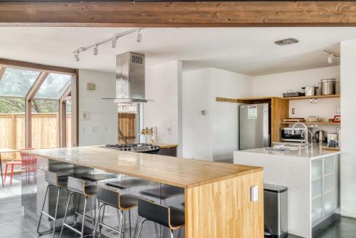 Blue Heron - Modern Chef Kitchen, Hot Tub near Beach
