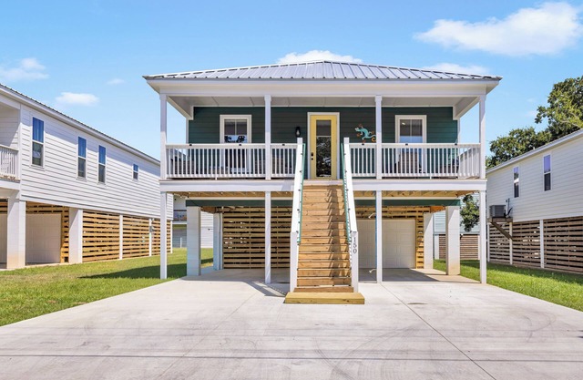 Blue Horizon Beach House 5 Bedrooms 4 Baths 9 Beds Walk to Beach Prime Location