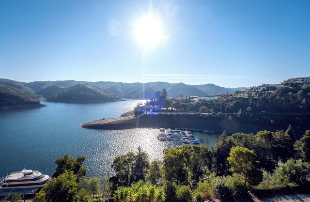 Blue Lake House - Stunning Views, Pool, Sauna and Gym