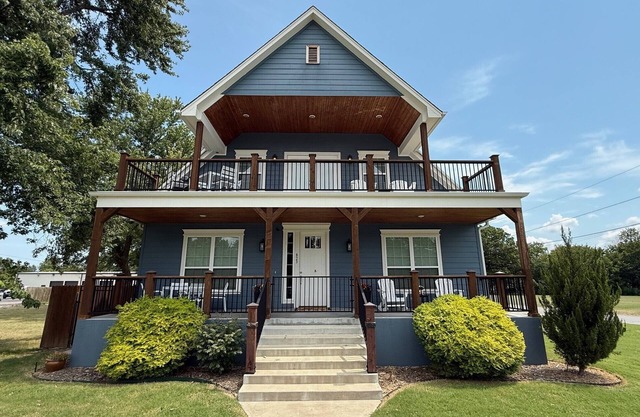 Blue Loft on Main is walking distance to the Downtown Rose District
