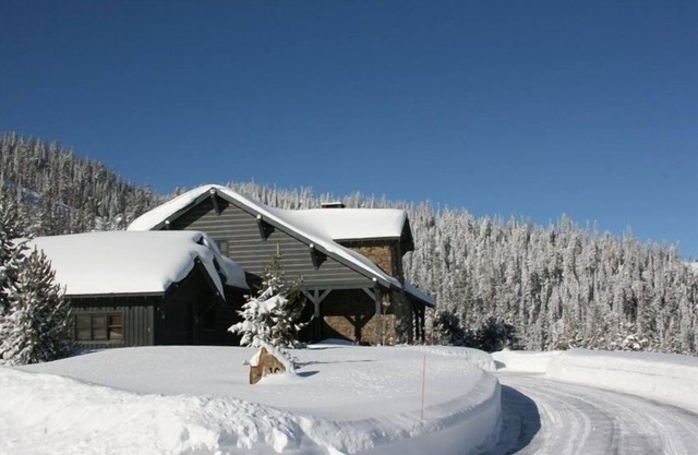 Blue Moon Slopeside Location! Direct Access to Iron Horse, Wrap around porch!
