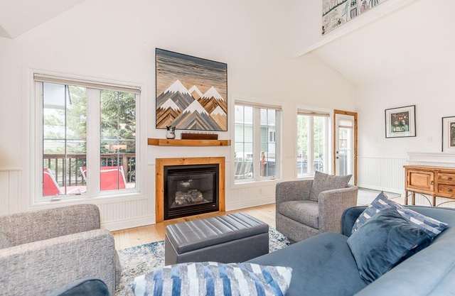 Blue Mountains Luxury Bungalow Chalet: Beach, Biking, Hiking, and Golf nearby.