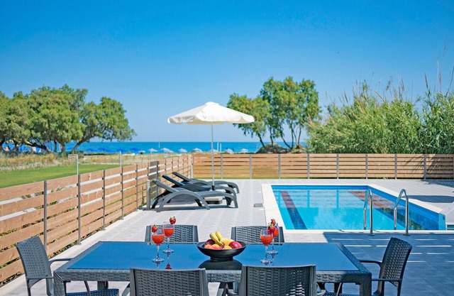 Blue oyster Beachfront villa, No car needed 1